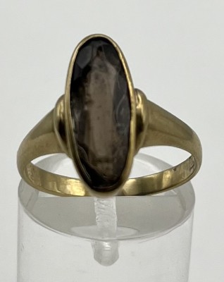 Ring mit ovalem Rauchquarz, 333 Gelbgold, Größe 55. Feiner Goldring mit ovalem Rauchquarz in der Mitte. Seitlich ist bei diesem ein Stück abgebrochen. 2,7g.