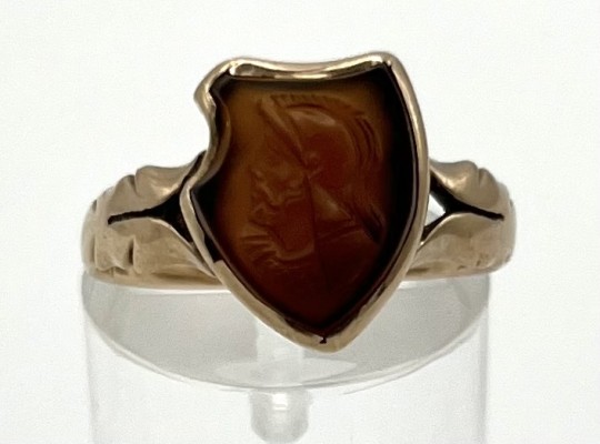 Siegelring, vermutlich Sardonyx mit Darstellung eines Ritters, 333 Gelbgold, Größe 57. In Wappenform abgebildeter Ritter in Rüstung. 2,43g.