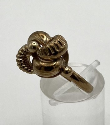 Goldring in Knotenform, 333 Gelbgold, Größe 56. Groß aufgetürmter Knoten auf feinem Ring. 3,84g.