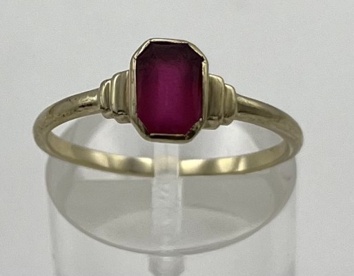 Granatring, 333 Gelbgold, Größe 57. Goldring mit rosa Granatstein. 1,5g.