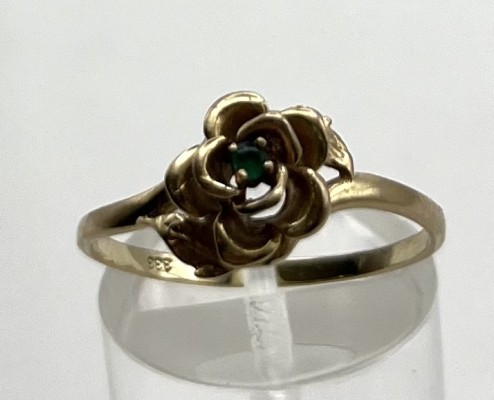 Goldring in Rosenform, 333er Gelbgold, Größe 60. Eine schön designte Rose, mit grünem Stein als Stempel. Umringt von zwei Blättern. 1,65g.