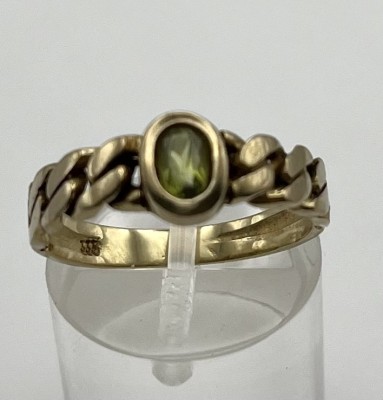 Peridot-Ring mit Flechtung, 333er Gelbgold, Größe 58. Ring, mit Flechtung, die zur Fassung führt. Mittig oval gefasster Peridot. 2,34g.