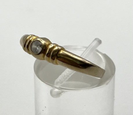 Solitärring, 333er Gelbgold, Größe 58. Fein gearbeiteter Solitärring mit Modestein. 1,42g.