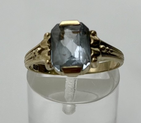 Goldring mit Blautopas, 333er Gelbgold, Größe 58. Fein gearbeiteter Goldring mit in Krappen gefasstem Blautopas. 1,86g.