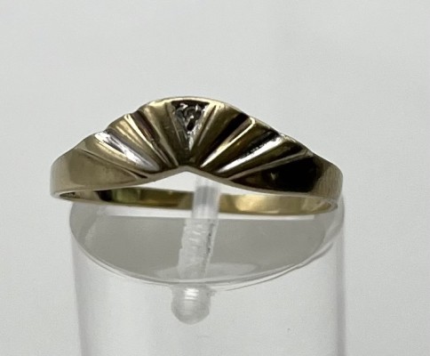 Goldring in Fächerform, 333er Gelbgold, Größe 59. Feiner Goldring, aufgefächert, mittig einzelne Modesteine. 1,29g.