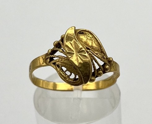 Goldring, 750er Gelbgold, Größe 56. Schön designter Goldring, mit einzelnen Aussparungen. 2,85g.