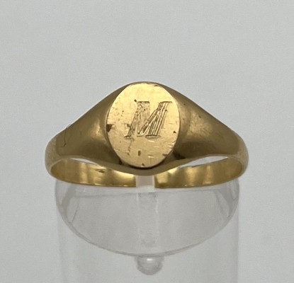 Siegelring, 750er Gelbgold, Größe 60. Kleiner Siegelring mit dem Buchstaben „M“. 3,77g.