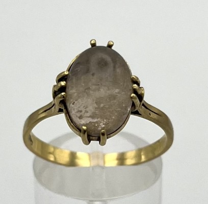 Goldring mit Bergkristall, 750er Gelbgold, Größe 62. Feiner Ring mit einzelnem Bergkristall in einer Goldfassung. 4,0g.