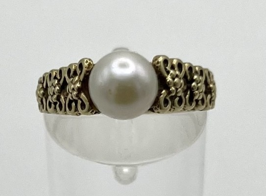 Goldring mit Perle, 585er Gelbgold, Größe 57. Einzelne Perle eingelassen in einer ornamentalen Ringfassung. 4,32g.