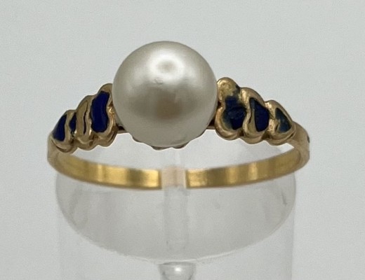 Goldring mit Perle, 585er Gelbgold, Größe 60. Eine einzelne Perle auf einer Goldfassung. Links und rechts durch blaugefärbte Herzen begleitet. 2,5g.