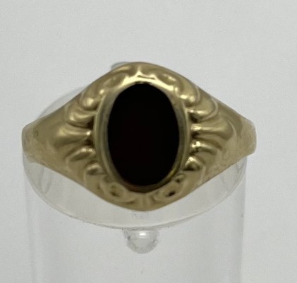 Siegelring mit Karneol, 585er Gelbgold, Größe 52. Kleiner ovaler Karneol in schön gearbeiteter Goldfassung. 2,46g.