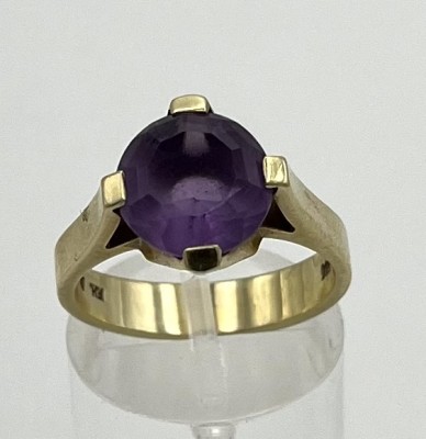 Goldring mit Amethyst, 585er Gelbgold, Größe 56. Amethyst im Brillantschliff, in schwerer Goldfassung. 6,2g.