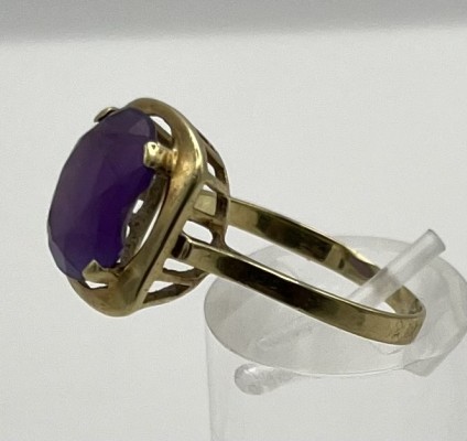 Goldring mit Amethyst, 585er Gelbgold, Größe 61. Amethyst in ästhetischer Goldfassung, an der Seite des Amethysts ist ein Stück abgebrochen. 3,39g.