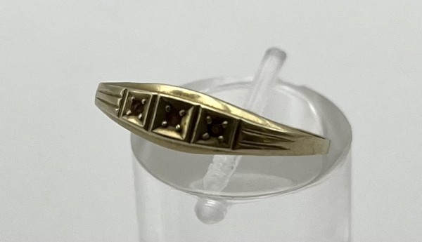 Goldring, 585er Gelbgold, Größe 61. Schmaler Ring mit drei Edelsteinen. 0,8g.