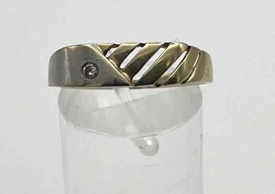 Goldring mit Brillanten, 585er Gelbgold, 0,03 ct, Größe 61. Geometrische Form mit diagonalen Durchbrechungen, mit einzelnem Brillanten, die Ringschiene ist auf einer Seite gebrochen. 3,0g.