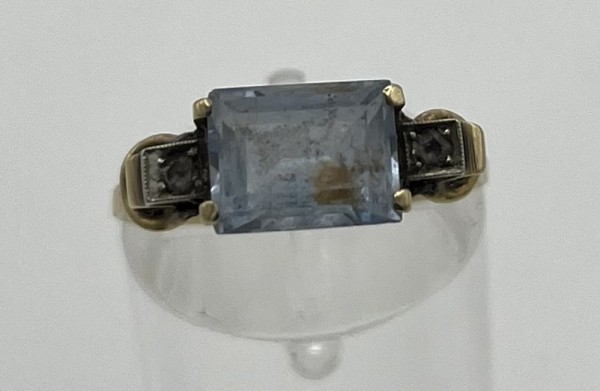 Goldring mit Aquamarin, 585er Gelbgold, Größe 55. Rechteckiger Aquamarin von zwei Kristallen flankiert. 3,03g.