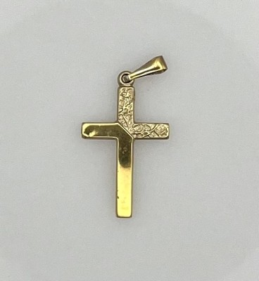 Kreuz Anhänger, 585er Gelbgold. Einzelne Strukturen an der oberen und rechten Ecke des Kreuzes. 0,68g.