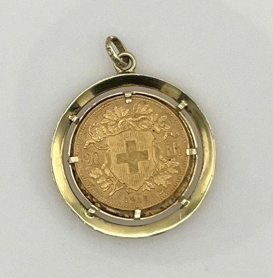 Goldanhänger, 585er Gelbgold, mit einer 20 Schweizer Franken Goldmünze, 1915. Helvetia, 20 Franken in Krappen gefasst. 10,08g.