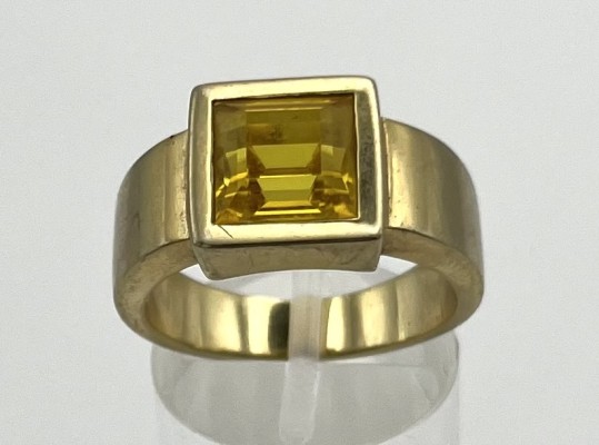 Goldring mit Citrin, 333er Gelbgold, Größe 59. Quadratischer Citrin in einer breiten Goldfassung. 6,87g.