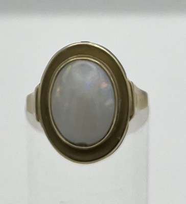 Goldring mit Mondstein, 333er Gelbgold, Größe 54. Der Mondstein an der schmalsten Biegung angestoßen. Dieser ist von einer breiten Goldfassung umgeben. 3,10g.