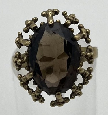 Goldring mit Rauchquarz, 333er Gelbgold, Größe 55. Ovaler Rauchquarz in goldener Fassung. Diese mit durchbrochenem Design. 4,53g.