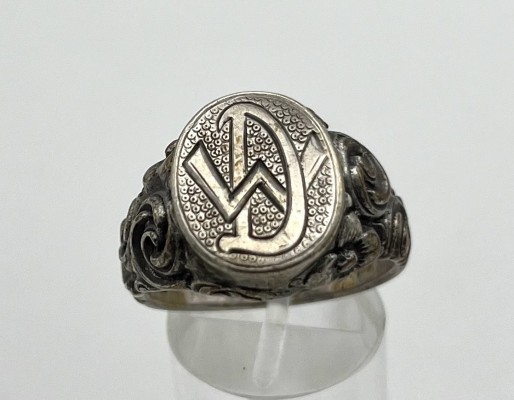 Siegelring, 835er Silber, Größe 66. Siegelring mit den Monogrammen „DW“, mit ornamentaler Verzierung. 8,84g.