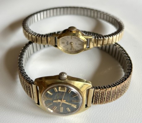 Zwei Vintage-Armbanduhren mit Flex-Bändern: