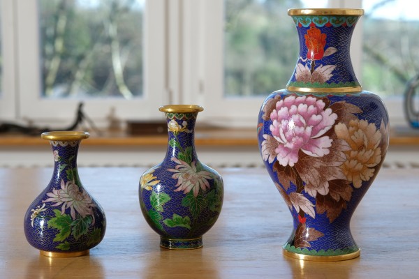 Japanische Cloisonné-Vasen, drei blaue Vasen aus Emaille. Mit floralen Motiven verziert. Inneres vergoldet, goldene Akzente. Keine Bodenmarke vorhanden. Alle Vasen befinden sich in einem einwandfreien Zustand.