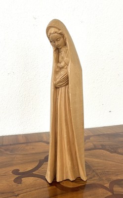 Birnau-Madonna aus Holz, Mutter und Kind. handgeschnitzt. Die Einkerbungen durch das handgeschnitzte sind klar erkennbar. Am Boden mit 