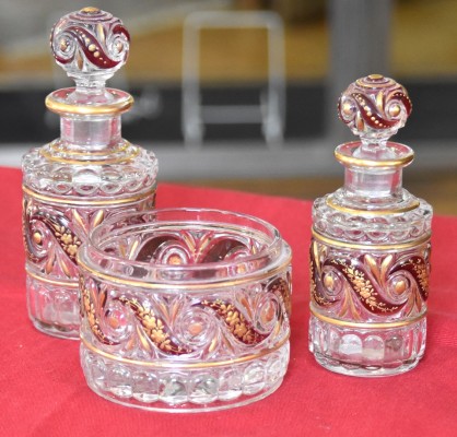 Glas-Set Baccarat, vegetabile Ornamente in Rot und Gold.