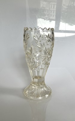 Kristallvase, Glas, mit floralen Mustern, zackige Öffnung.