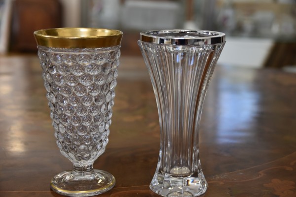 Zwei Glas-Vasen mit Gold- und Silberrand.