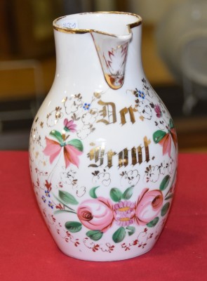 KPM Brautkrug, florale Ornamente mit Goldrand.