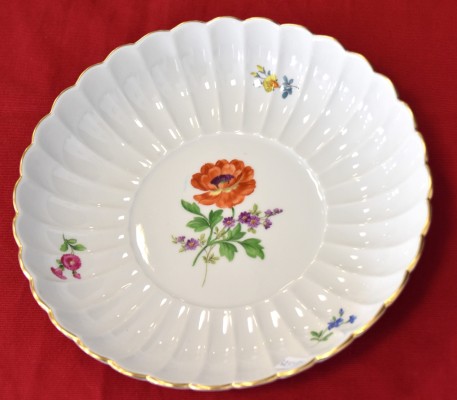 Getiefter Teller Meissen, Blumendekor mit Goldrand.