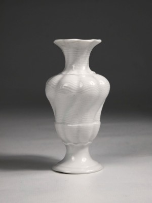 Nymphenburg, kleine Vase in klassischem Weiß.