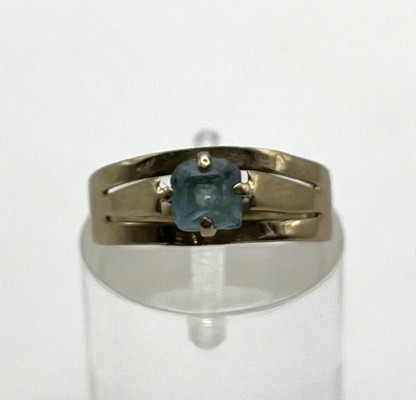 Goldring mit Blautopas, 333er Gelbgold, Größe 53. Ein feiner Goldring mit mittig gefasstem, quadratischen Blautopas. 1,23g.