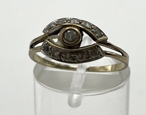 Goldring mit Modesteinanordnung in Augen-Form, 333er Gelbgold, Größe 58. Ein Stein im Mittelpunkt, jeweils fünf Steinen darüber und darunter angeordnet. 1,6g.