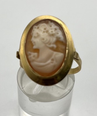 Goldring mit Muschelkamee, 750er Gelbgold, Größe 58. Ovale Kamee mit Frauenportrait. 4,03g.