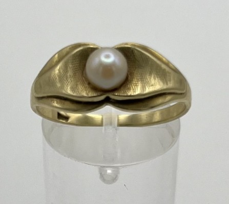 Goldring mit Perle, 585er Gelbgold, Größe 63. Einzelne Perle eingelassen in einen dynamisch designten Goldring. 3,05g.