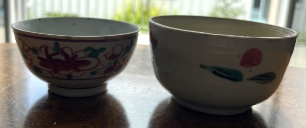 Zwei ältere Bowl-Reisschalen, Dekor mit Blumen und Blättern, China.