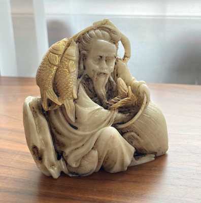 Netsuke eines Fischers, Goldstaffage, China.