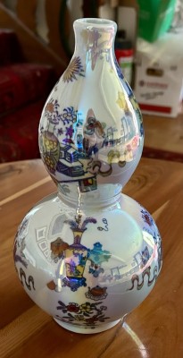 Bauchige Vase in hoher Kürbis-Form, China.