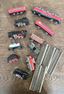 Märklin Konvolut, bestehend aus elf Loks und sieben Schienen.