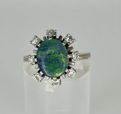 Opal-Ring mit Brillanten, Weißgoldfassung 585 (punziert).