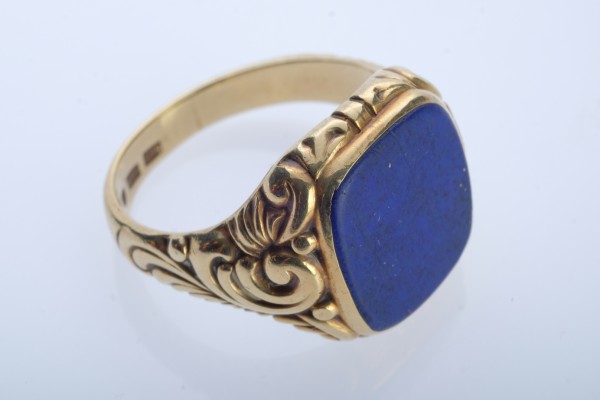 Siegelring mit ungravierter Lapislazuli-Platte (1,5x1,5cm), die Seiten floral dekoriert, Gelbgold 585 (punziert).