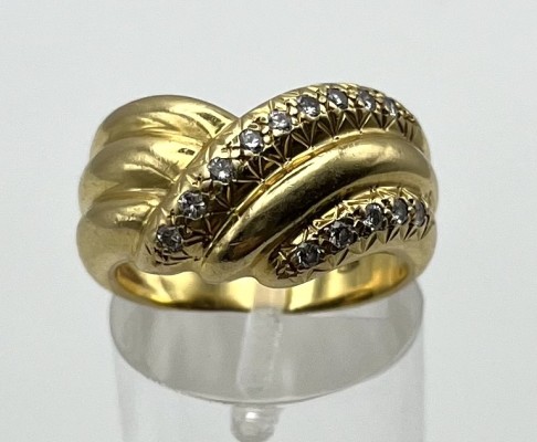 Goldring, 750 Gelbgold, mit 14 kleinen Brillanten um 0,14ct, Größe 54.