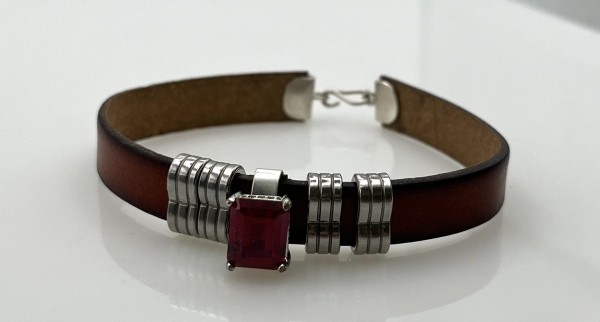 Lederarmband besetzt mit einem Rubin, Verschluss 925 Sterlingsilber.