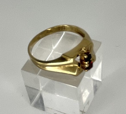 Ring mit zwei Granatsteinen, Gelbgold 333 (punziert).