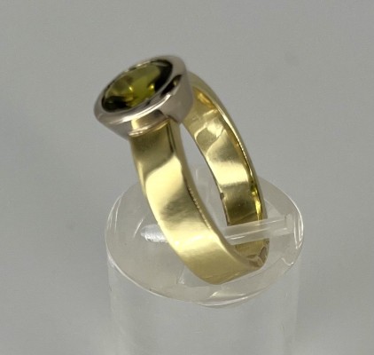 Peridot-Ring, bicolor.