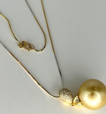 Perle an feiner Kette Gelbgold 750 (punziert), Fassung 585 Gelbgold mit Brillanten, insgesamt um 0,26ct (punziert).